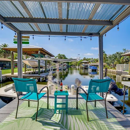 Colorful Canalfront Home - Boat Dock, Deck, Kayaks